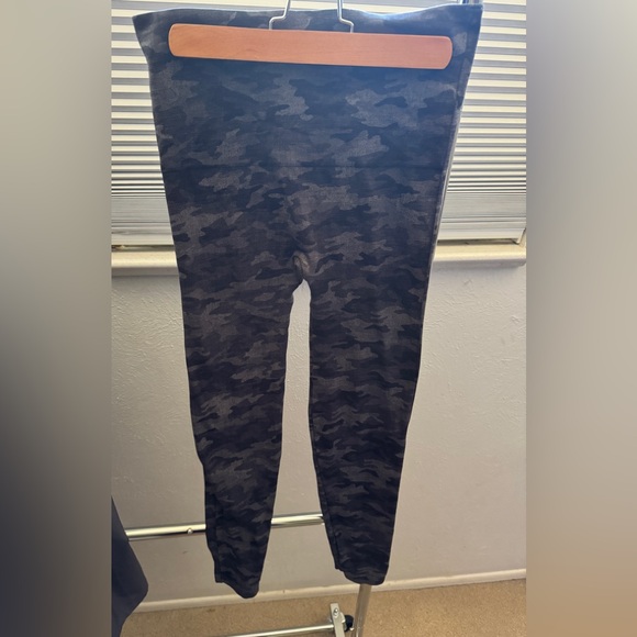 Spanx Camouflage Leggings, So Soft, Size Large - Picture 1 of 5